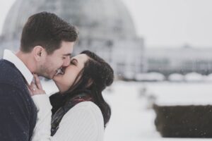 השפתיים הן מקום קלאסי לגברים מתנשקים ויכולות לנוע בין ניקור עדין לנשיקות נלהבות יותר.