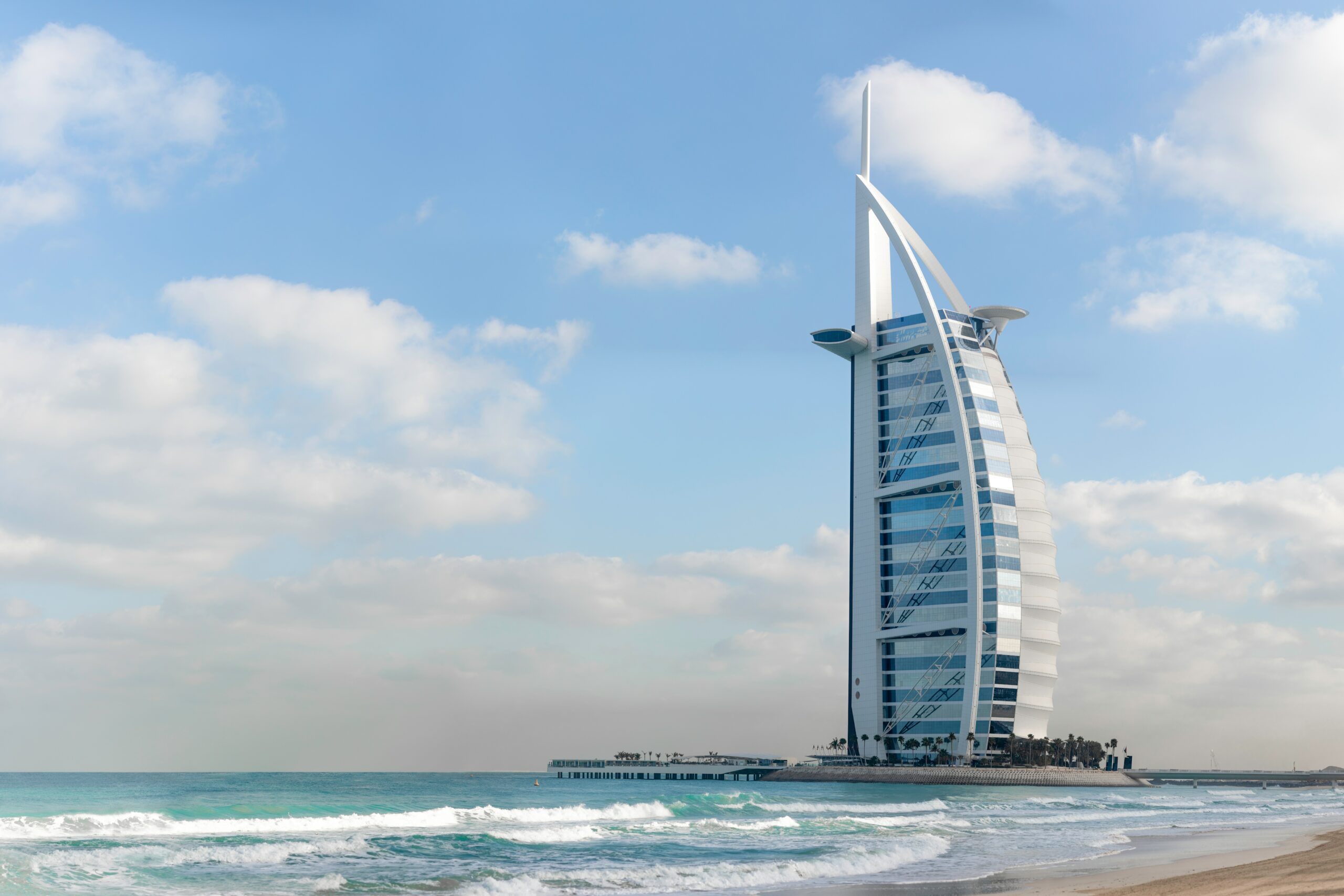 המטבע הרשמי המשמש בדובאי הוא דירהם של איחוד האמירויות הערביות, המקוצר AED.