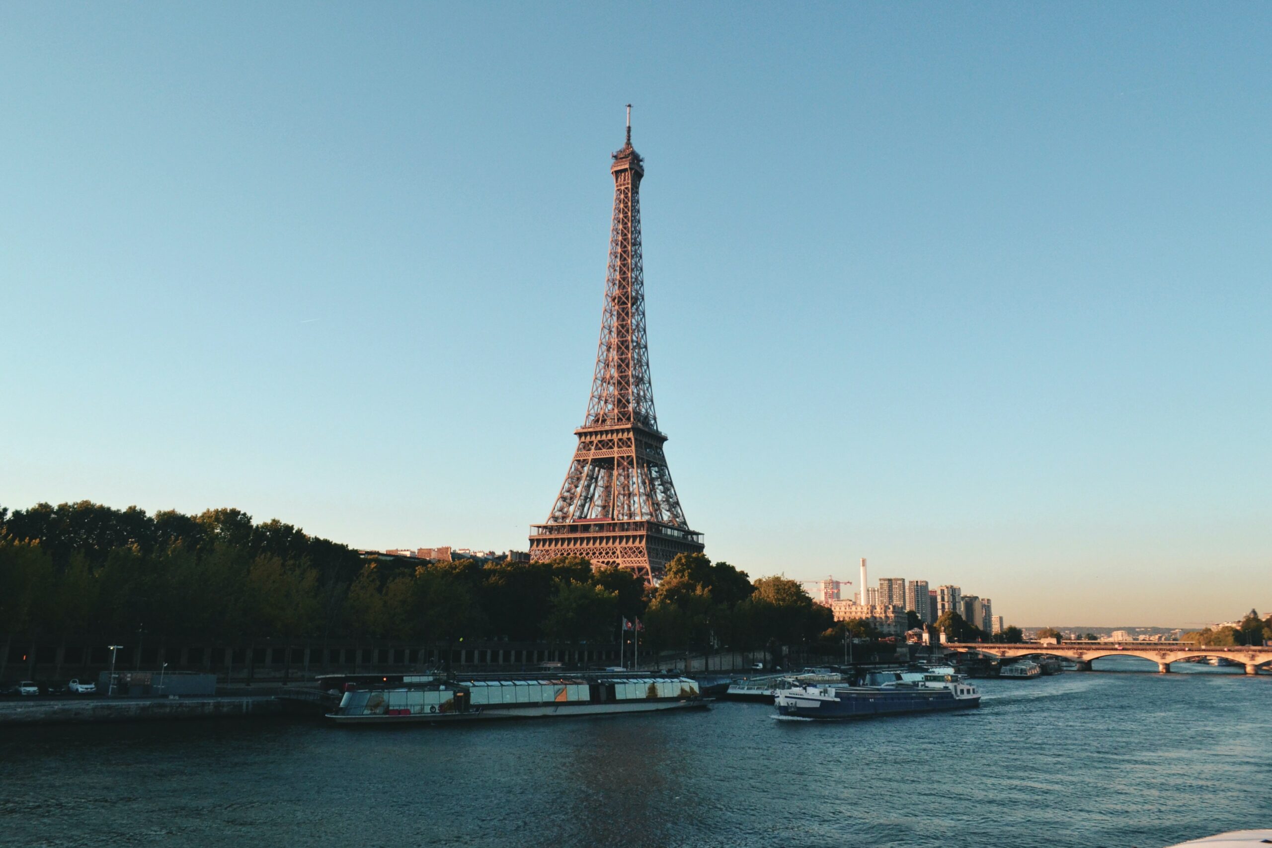 הסיין הוא נהר באורך 777 קילומטרים והוא זורם דרך מספר ערים כולל פריז.